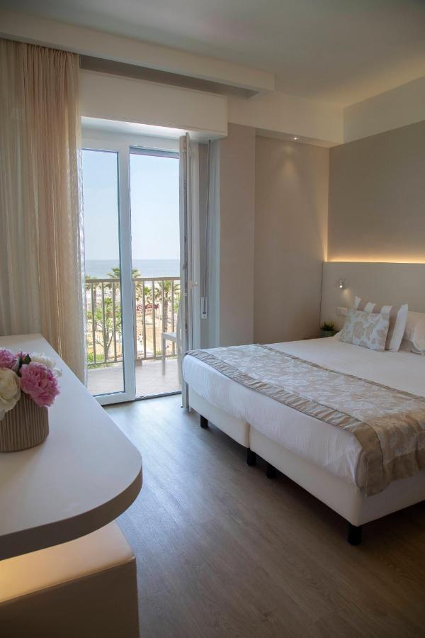 Hotel Mon Cheri 리치오네 외부 사진