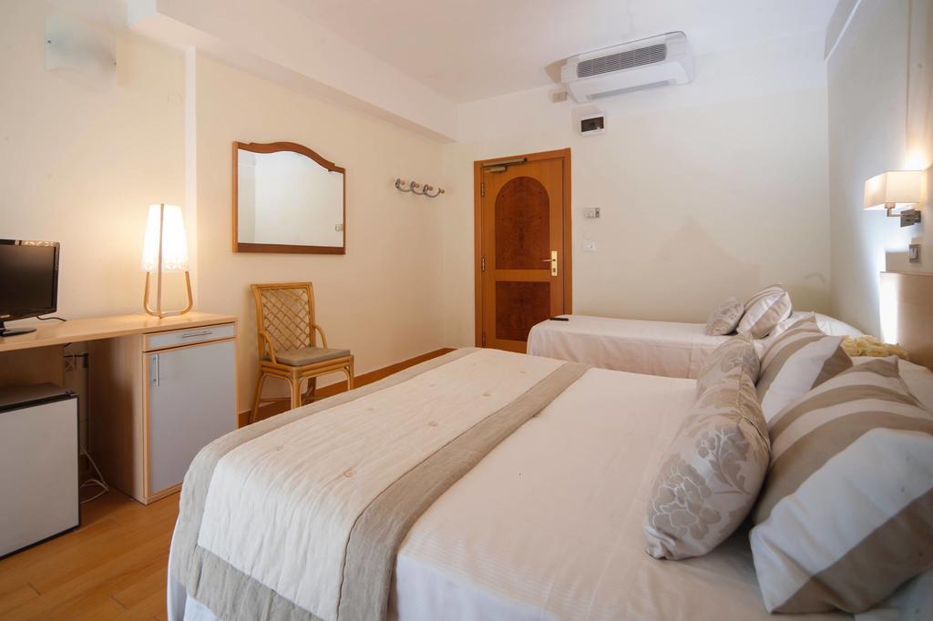 Hotel Mon Cheri 리치오네 객실 사진
